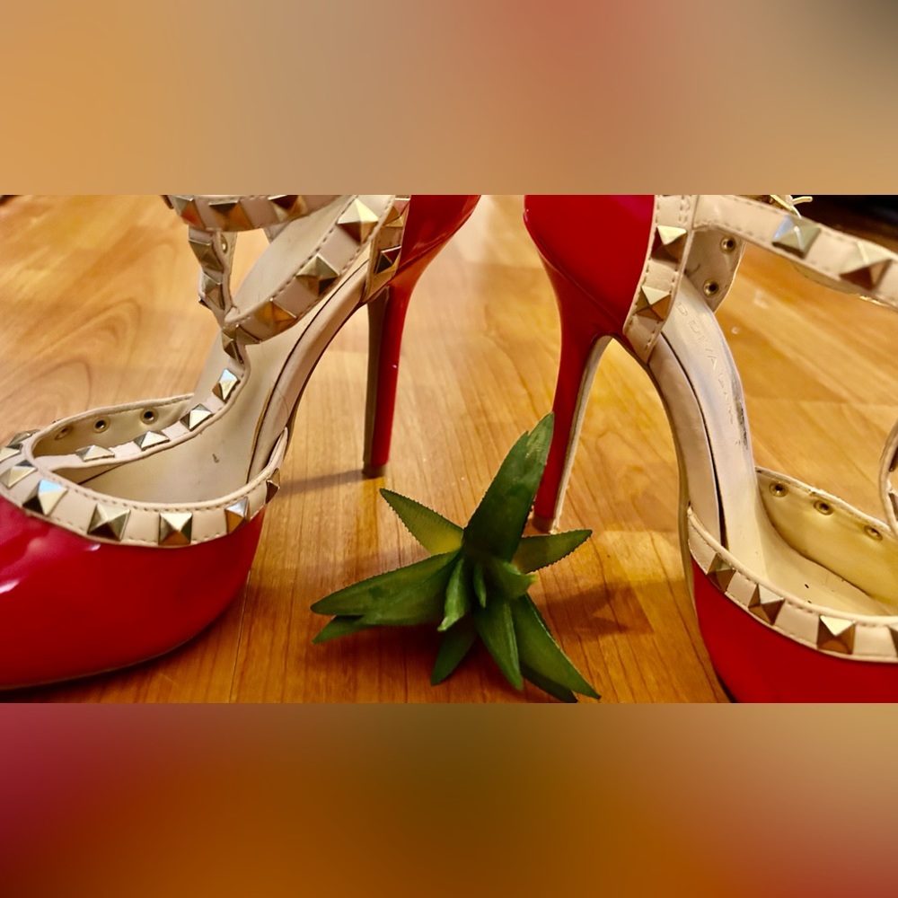 Red Pumps - image 6